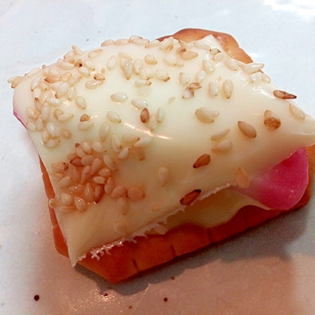 マヨで 板蒲鉾とチーズと白ごまのクラッカー レシピ 作り方 By ぷ みぃまま 楽天レシピ